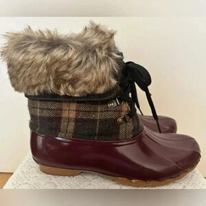 Shoe Dazzle Ghita Duck Boots Burgundy Plaid Faux Fur Lace up ~ Size 8
